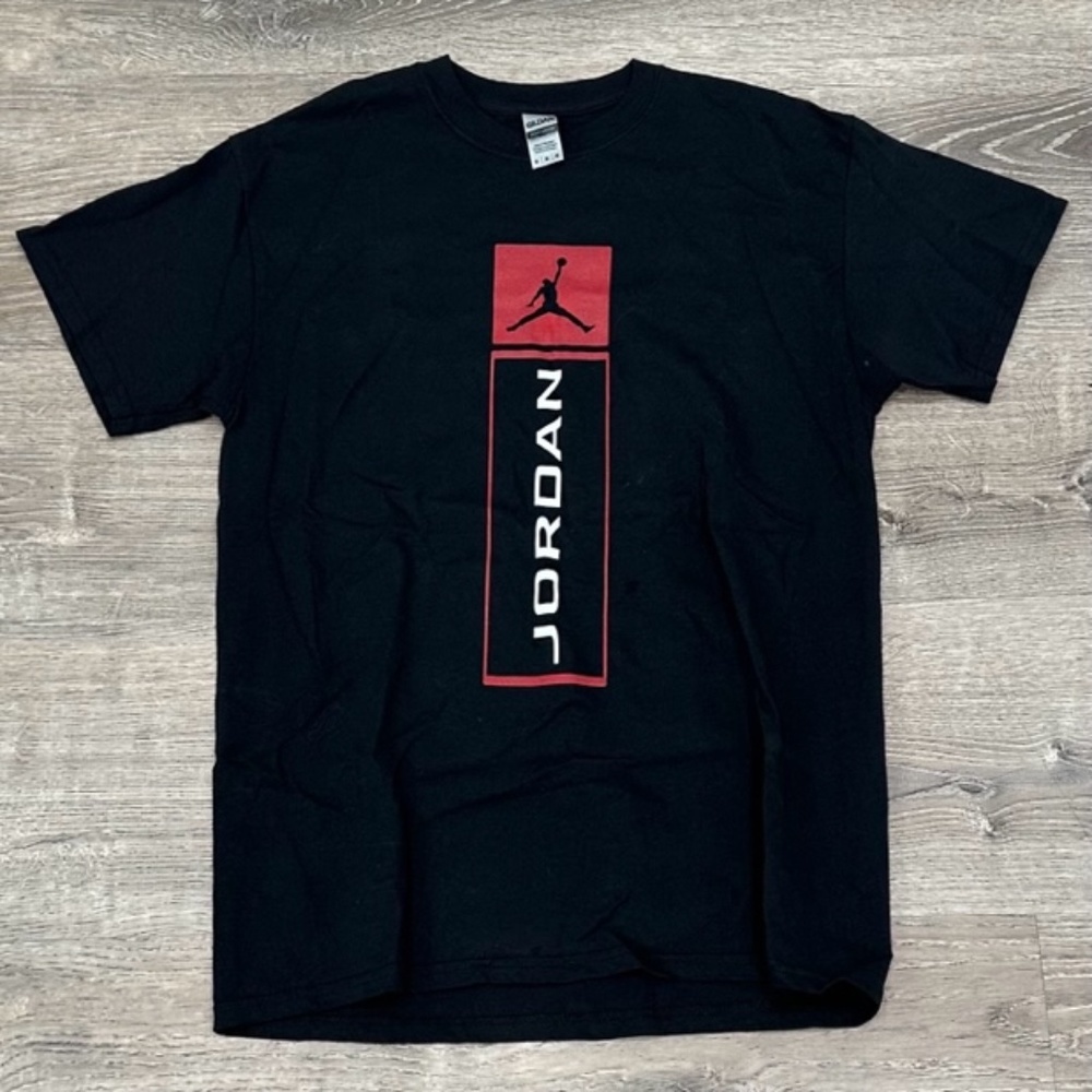 Gildan Jordan Red Court Black Cotton Shirt Medium